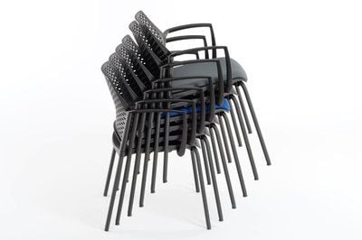 Kunststoffstühle mit Lochrücken